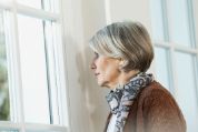 Depression Alte Frau schaut aus dem Fenster
